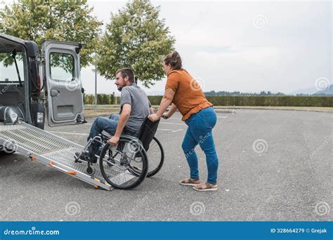 Foto de una persona en silla de ruedas subiendo a un vehículo adaptado con una rampa