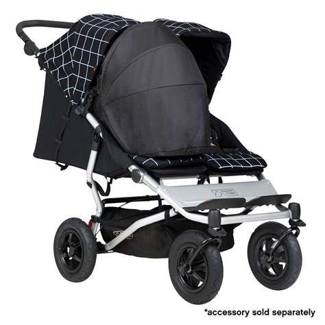 Foto detallada del Mountain Buggy Duet mostrando su estrechez