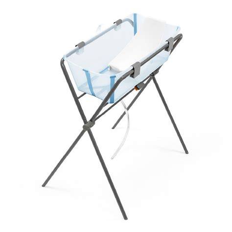 Bañera de bebé con soporte plegable y un cambiador incorporado.