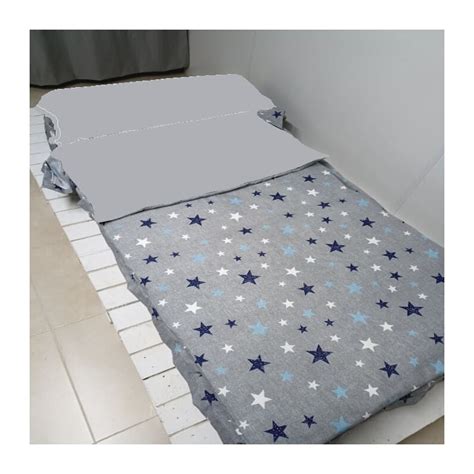 Detalle del bordado del saco nórdico con motivos de estrellas