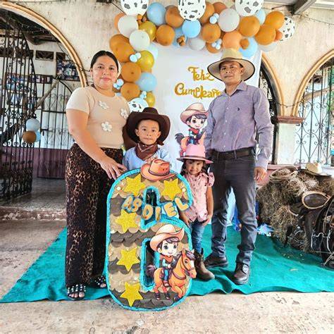 Detalle de la madre y la hija en