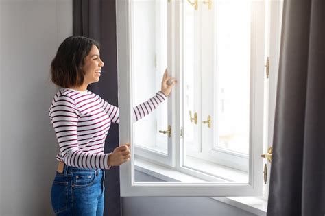 Persona abriendo una ventana en la cocina mientras cocina