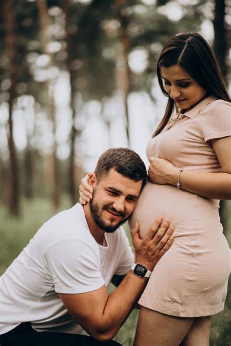 Foto temática: mujer embarazada madura con pareja