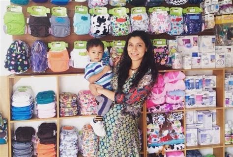 Foto de la fundadora de Ecopipo, Ixchel Anaya, con su bebé o en un entorno familiar.