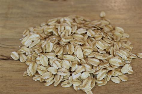 Granos de avena secos y limpios listos para su almacenamiento.