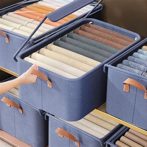Detalle de las cajas de almacenamiento de tela en el cambiador cómoda