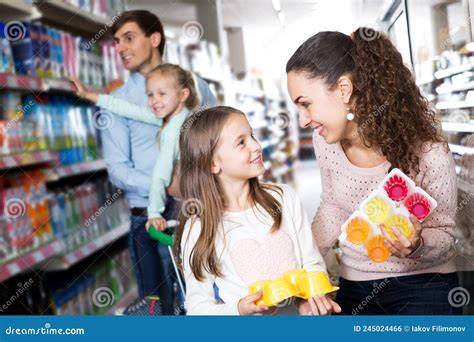 Foto de padres comprando productos de bebé online en una tablet