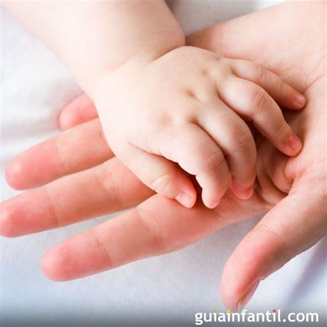 Fotografía de las manos de la bebé Daliana