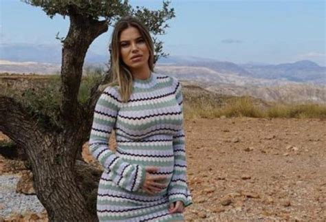 Retrato de María Isabel embarazada, mostrando su tripita