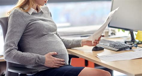 Mujer embarazada trabajando en un entorno seguro y adaptado