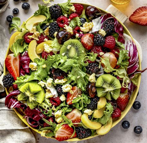 Plato de ensalada colorida con feta y frutas