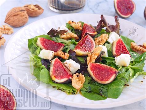 Ensalada de higos, queso feta y nueces con hojas verdes
