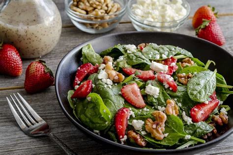 Ensalada de fresas, feta y vinagreta