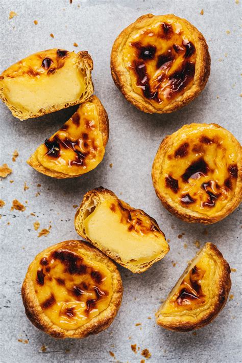 imagen: primer plano de un pastel de nata con su característica superficie caramelizada