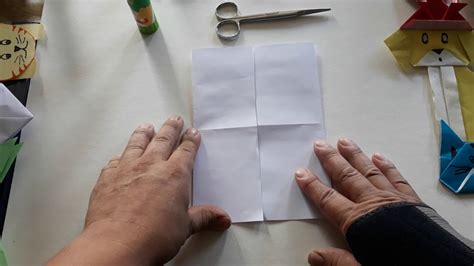 Infografía que detalla los distintos mecanismos de plegado (tipo libro frente a tipo paraguas) y su accionamiento.
