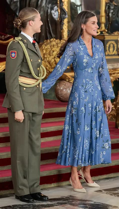 imagen de la Reina Letizia y la Princesa Leonor con el bolso Pantone de Olivia Mareque