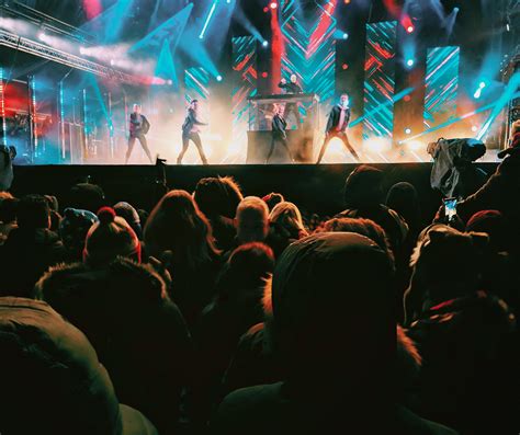 Fotografía de Guillermo Colecha durante un evento musical o concierto de la Unión Musical de Sueca, quizás interactuando con jóvenes músicos