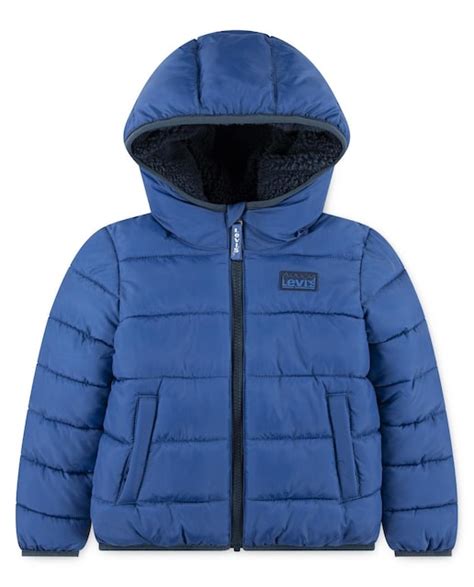 Niño vistiendo chaqueta acolchada negra Levi's con forro sherpa