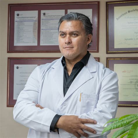 Retrato del Dr. López Gutiérrez en un entorno médico pediátrico