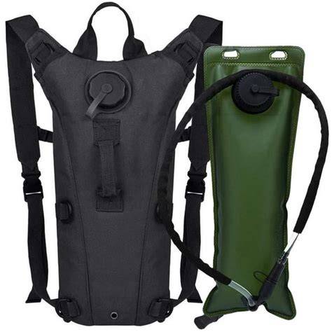Esquema de una mochila de hidratación: depósito de agua, tubo, válvula de mordida y compartimento en la espalda.