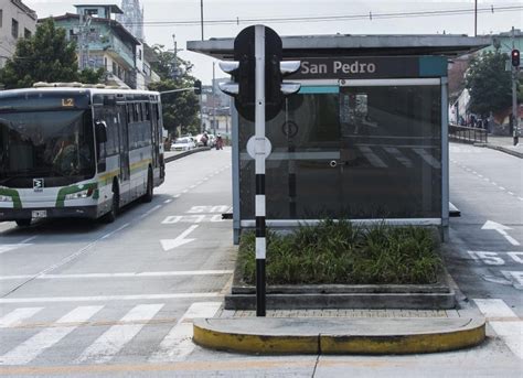Infografía detallando la inclinación de la estación San Pedro de Metroplús y las normativas de seguridad.