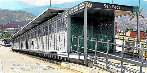 Fotografía de la estación San Pedro de Metroplús, mostrando su aspecto exterior y la vía adyacente.