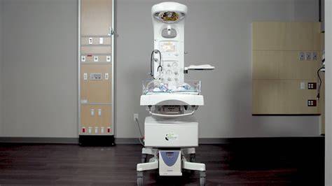 Vista de la cuna térmica GE Panda con su cabezal calefactor compacto