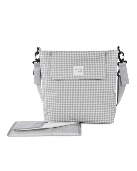 Foto de la bolsa canastilla Gaby gris de Walking Mum, con el cambiador y la funda para biberón visibles