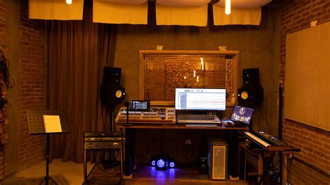 Foto de los artistas colaborando en el estudio de grabación