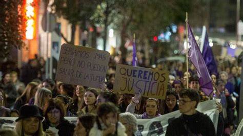Manifestación feminista contra la gestación subrogada frente al Congreso de los Diputados
