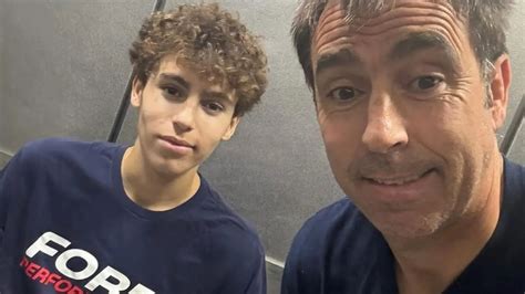 Fotografía de Nani Roma y su hijo Marc, mostrando su apoyo mutuo.