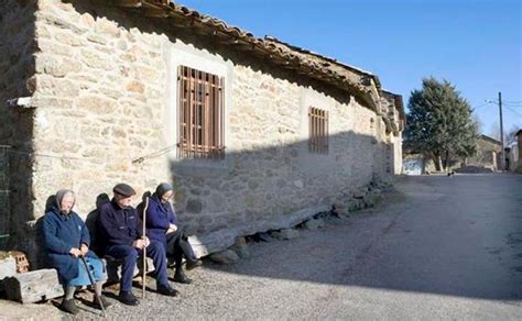 Fotografía de una familia rural en España, representando la 