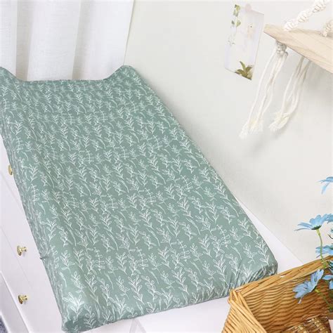 Ilustración de una funda de cambiador con un patrón de dinosaurios amigables para bebés.