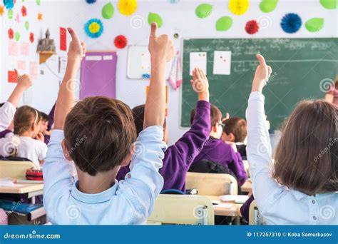 pareja participando activamente en una clase de preparto