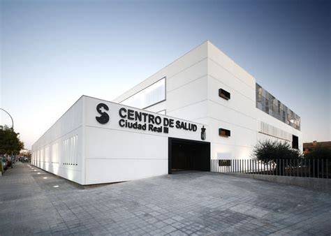Foto: Fachada exterior del Centro de Salud de Cuéllar, mostrando su entrada principal