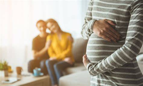 Foto artística que represente la conexión emocional o su ausencia en la maternidad subrogada