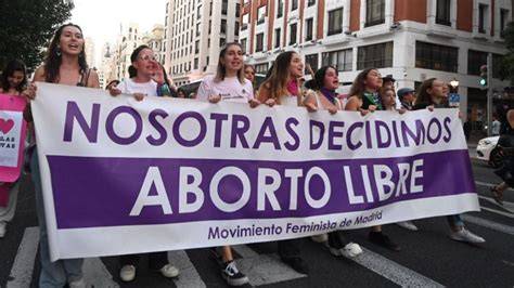 Manifestación en apoyo al derecho al aborto, pancartas con mensajes de libertad reproductiva