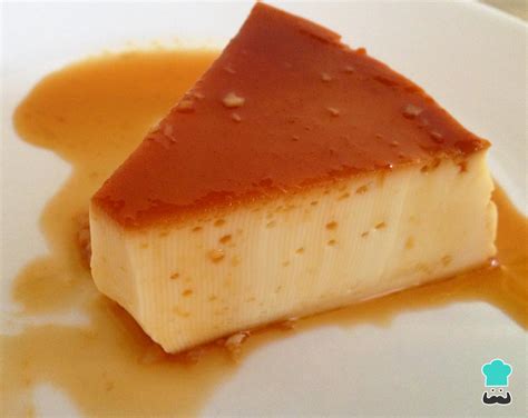 Foto de postre con caramelo líquido (flan, tortitas)