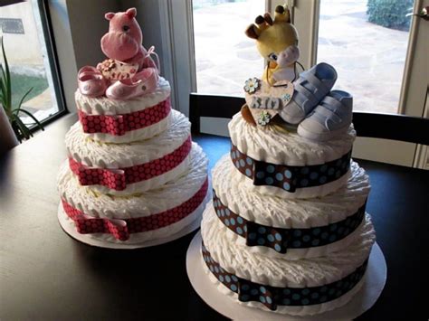 Una tarta de pañales decorada con motivos para niña, con lazos rosas y un peluche.