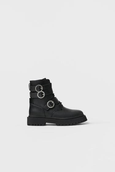 Foto de varias botas de niña Zara de diferentes estilos