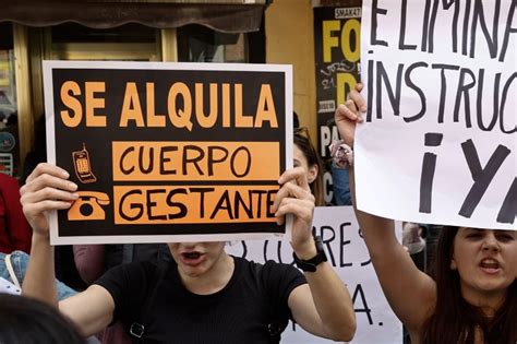 Fotografía de archivo de una manifestación en contra de la gestación subrogada frente al ministerio de Justicia en Madrid