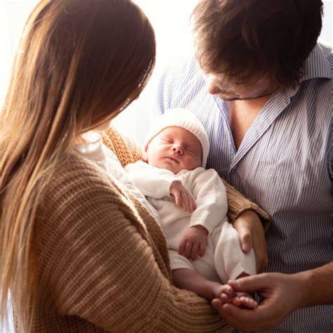 Foto de una pareja con sus hijos nacidos por gestación subrogada