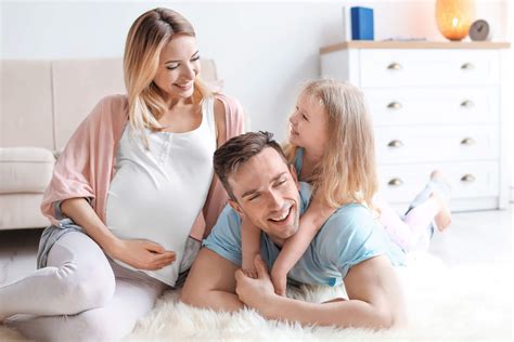 Foto de una madre gestante en un entorno familiar