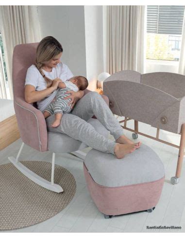 Sillón de lactancia con madre y bebé en una habitación infantil