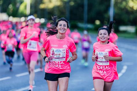 Foto de participantes en una carrera de la mujer con camisetas rosas