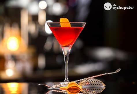 Cóctel Manhattan servido en una copa de cóctel con una cereza confitada