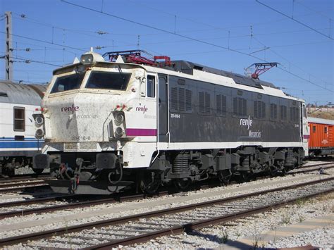 Esquema de la locomotora Serie 251 de Renfe con detalles técnicos y dimensiones.