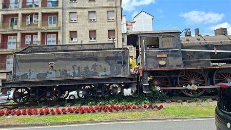 Fotografía de la locomotora 251.004, la única que conserva la decoración original.