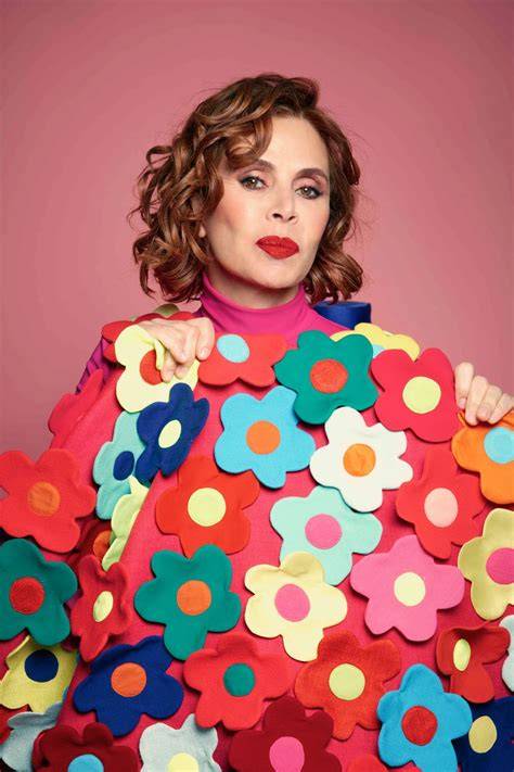 Ilustración de una cuna de Agatha Ruiz de la Prada con sus motivos icónicos y colores vivos.