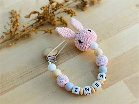 Bebé usando un chupetero personalizado